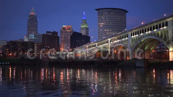 克利夫兰俄亥俄州市中心天际线卡亚霍加河高级大道大桥视频的预览图