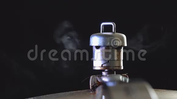 压力锅阀释放蒸汽视频的预览图