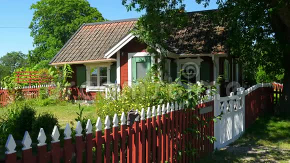 斯德哥尔摩附近的斯堪的纳维亚乡村村庄的房屋斯维登视频的预览图