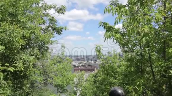 穿过树木的城市景色视频的预览图