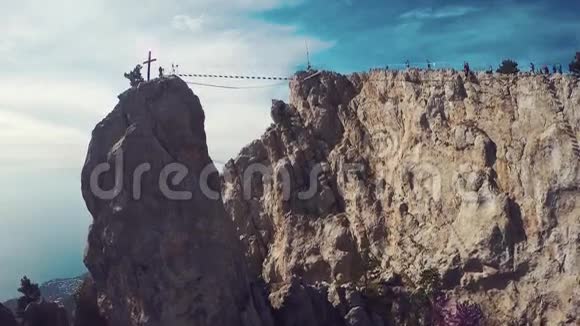 在克里米亚步行吊桥穿越艾佩特里视频的预览图