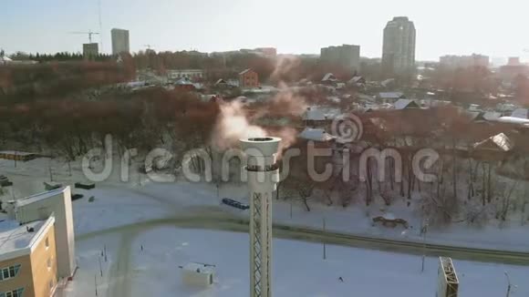 锅炉房烟气不锈钢管空中拍摄视频的预览图