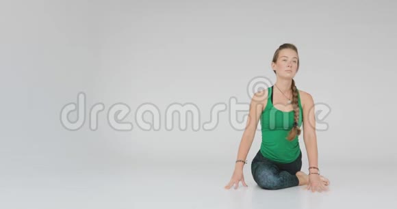 女人做瑜伽运动光工作室里的瑜伽和谐的人和平的人人体的特征视频的预览图