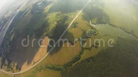 专业跳伞运动员飞行在绿色的田野上风极端身高视频的预览图