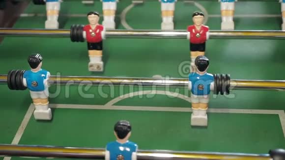 足球运动员的身影左移右移人们打足球桌子足球运动员足球桌球足球视频的预览图