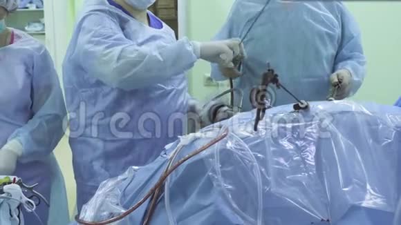 两名腹腔镜手术中的医生和护士视频的预览图