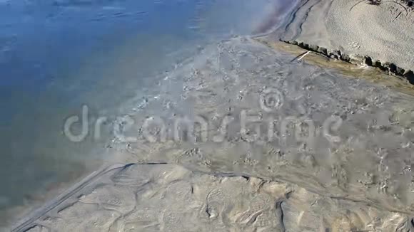 沙海滩的小水流视频的预览图