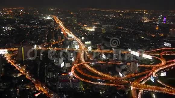 夜灯曼谷最高楼观景台交通路交叉口4k延时泰国视频的预览图