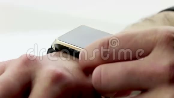 在白色背景下使用智能手表应用程序的人视频的预览图