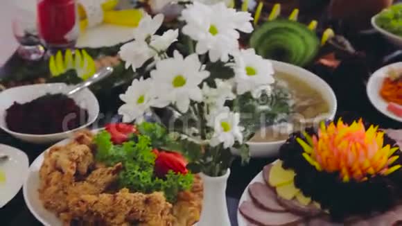 合上装满食物的豪华桌子在餐厅提供餐桌服务视频的预览图