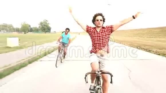 三个年轻人骑自行车玩得很开心视频的预览图