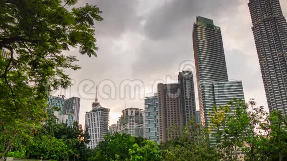 日光吉隆坡KLCC公园城市景观全景4k时间流逝马拉西亚视频的预览图