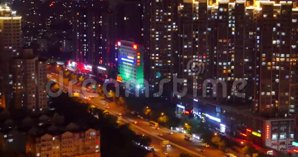 清道中国城市摩登大厦立交桥上繁忙的城市交通视频的预览图