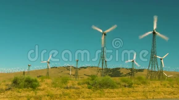 风力涡轮机在山上旋转视频的预览图