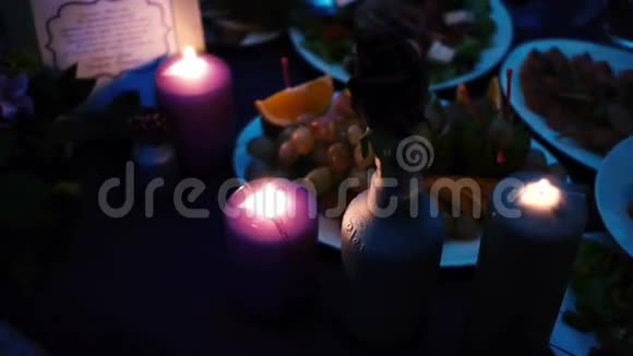 优雅的烛光晚餐餐桌视频的预览图