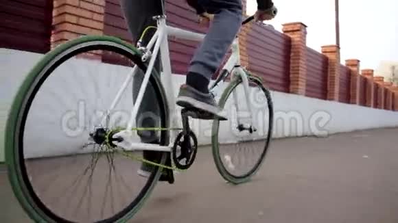 骑自行车的年轻人骑在城市街道上户外健康的运动生活方式视频的预览图