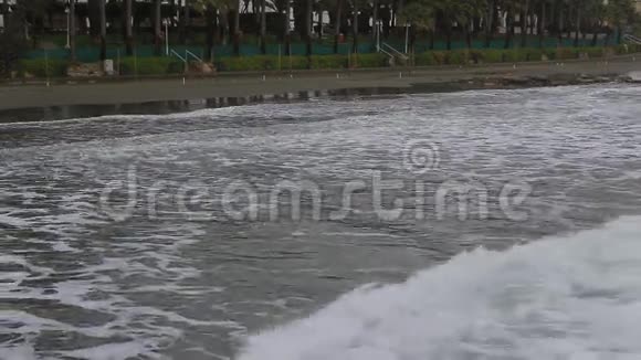 海浪在海岸上咆哮着视频的预览图