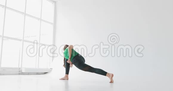 女人做瑜伽运动光工作室里的瑜伽和谐的人和平的人人体的特征视频的预览图