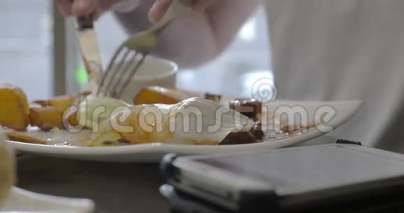 在用餐期间使用智能手机视频的预览图