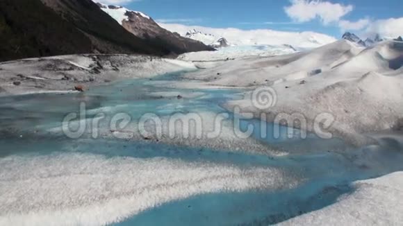 纯净透明的碧水在雪山和冰川在南极洲视频的预览图