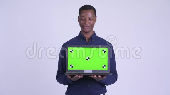 年轻快乐的非洲商人展示笔记本电脑视频的预览图