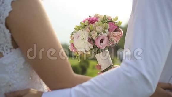 新郎送给新娘一束美丽的婚礼花束视频的预览图