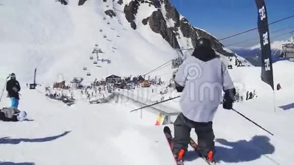 滑雪者在铁路上滑行做个翻转晴天滑雪胜地雪山极端极端视频的预览图