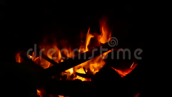 用木炭在黑暗的房间里生火用篦子做饭视频的预览图