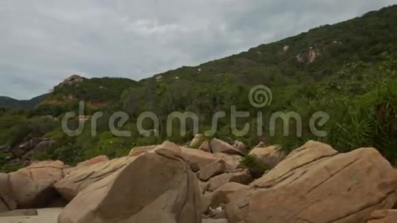 山脚沙滩岩石堆的运动视频的预览图