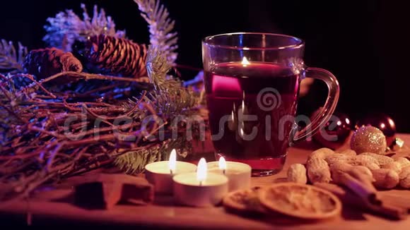 一杯热的和有香料的圣诞酒视频的预览图