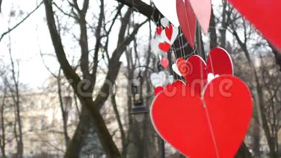 纸红心装饰在秋风中摇曳情人节概念视频的预览图
