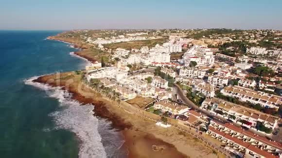 早上普拉亚达卢兹海滩拉各斯阿尔加维葡萄牙的鸟瞰图视频的预览图
