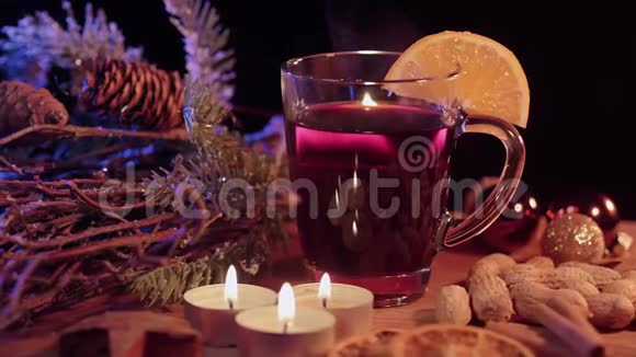 一杯热的和有香料的圣诞酒视频的预览图