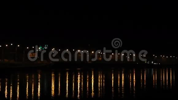 堤岸灯在暗水中反射光线视频的预览图