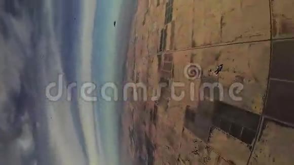 专业跳伞运动员在亚利桑那州上空打开降落伞风景地平线视频的预览图