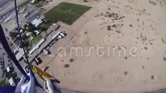 专业跳伞跳伞跳伞在亚利桑那州上空景观着陆视频的预览图
