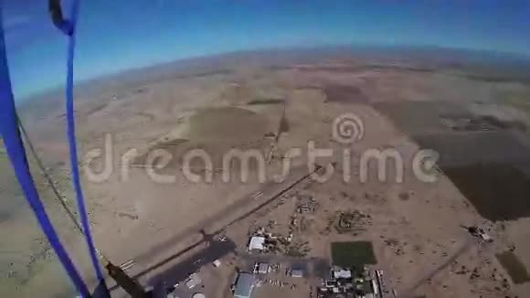 专业跳伞运动员在亚利桑那州上空跳伞景观晴天地平线视频的预览图