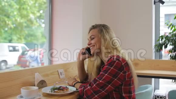 美女在咖啡馆打电话视频的预览图