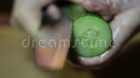 切鲜黄瓜做寿司卷视频的预览图