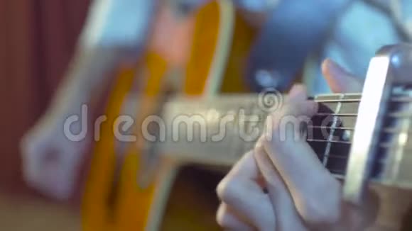 演奏吉他的音乐家的手视频的预览图