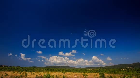 蓝天对乡村景观的白色积云运动视频的预览图