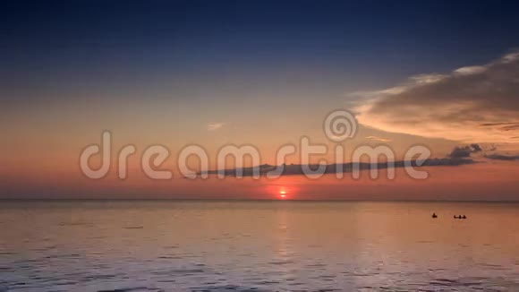 在地平线后消失的日落太阳下漂流视频的预览图
