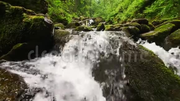 山涧瀑布般往下流视频的预览图