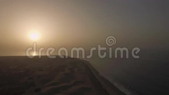 日落时有沙丘的海岸大加那利岛视频的预览图