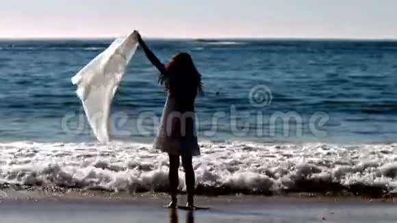 女人在空中举起她的纱笼视频的预览图
