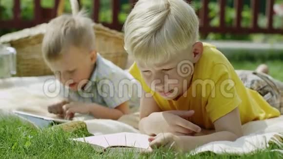 男孩在看书视频的预览图