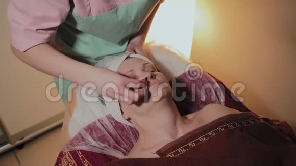 一名专业美容师为一名老年妇女的面部准备手术Cosmetet创新视频的预览图