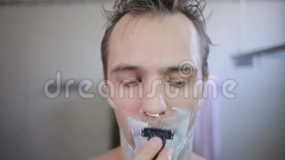 他在浴室里用剃刀刮胡子视频的预览图