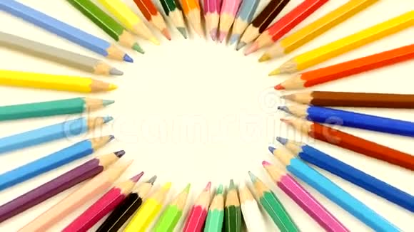 白色的彩色铅笔的顶部旋转视频的预览图