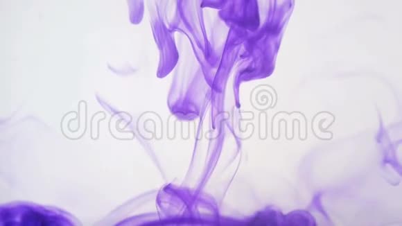 水中的紫色墨水色彩斑斓的背景视频的预览图